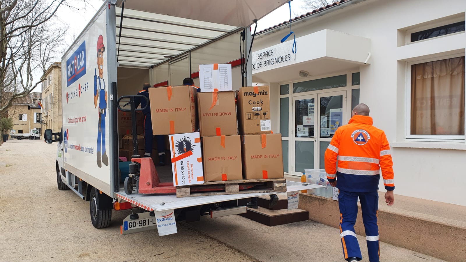 Guerre en Ukraine : le premier convoi de la protection civile du Loiret est  parti avec 17 tonnes de matériel - France Bleu