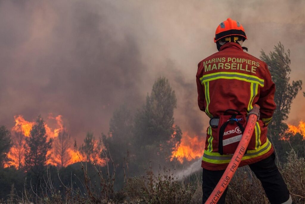 Photo de feu de foret par le bataillon des marins de pompiers de Marseille